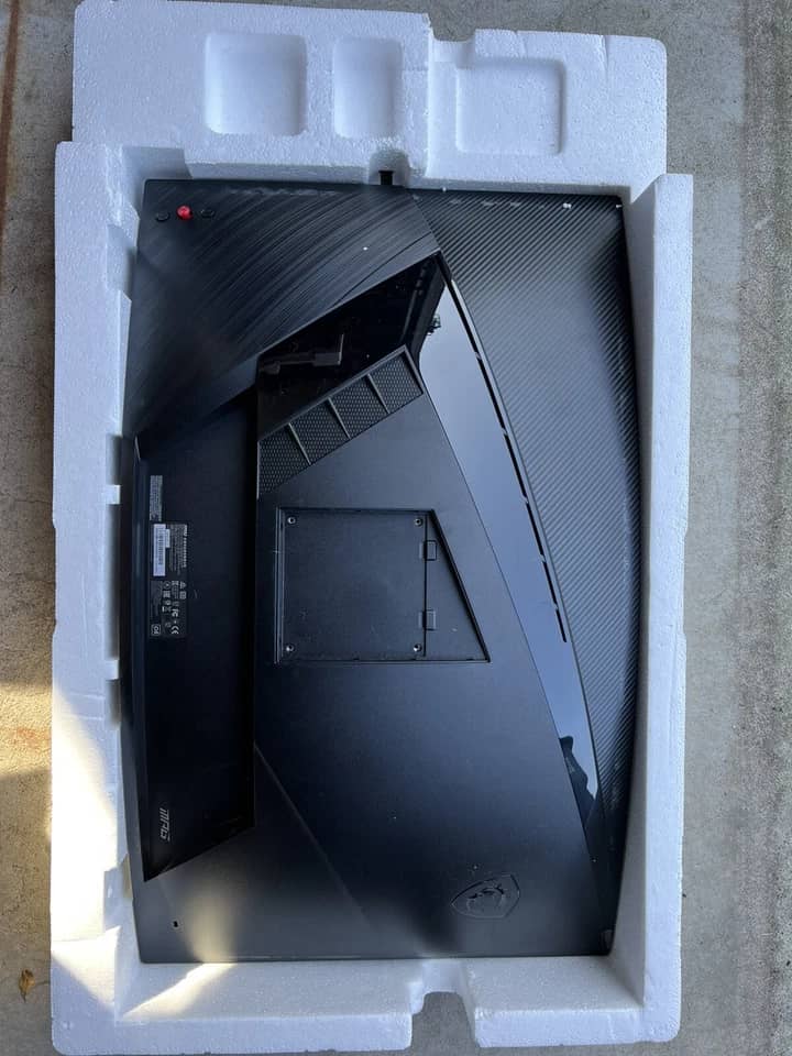 MSI MPG ARTYMIS 323CQR Monitors