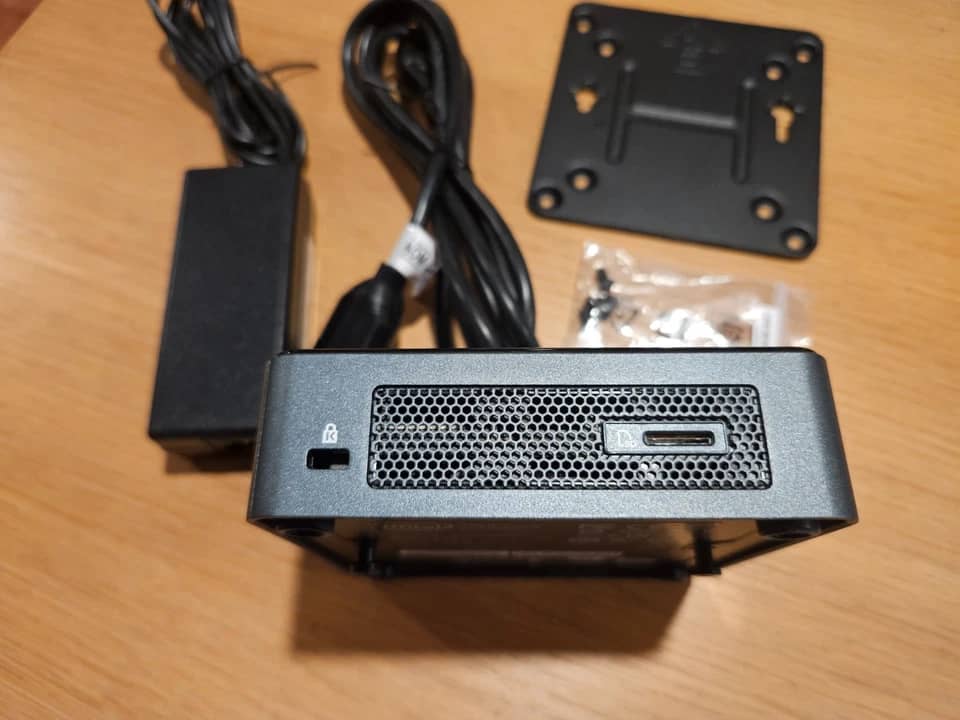 Intel BOXNUC8I5BEK1 Computers New