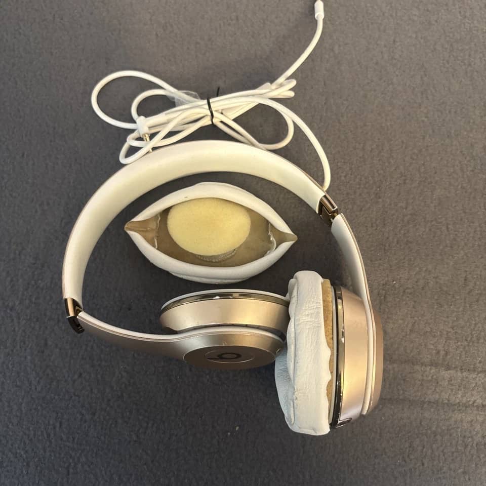 Beats Beats Solo 4 Headphones & Earbuds 