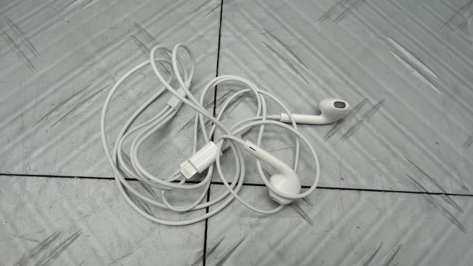 Apple A1748 Headphones & Earbuds White New