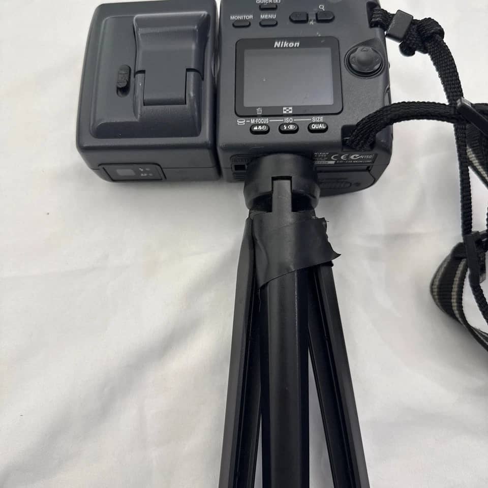 Nikon COOLPIX 995 Digital Cameras Black For parts or not working Body Only