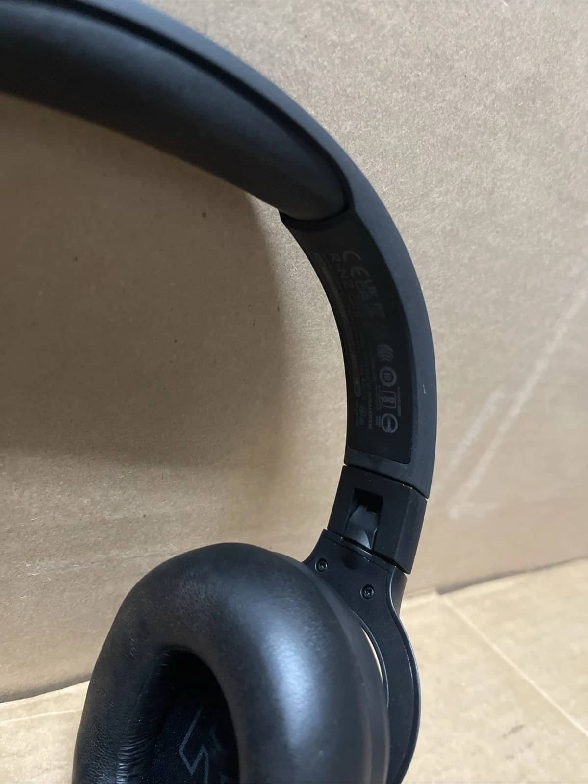 Belkin SoundForm Isolate Headphones & Earbuds Sand New