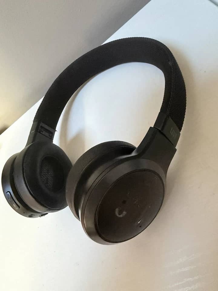 JBL Live 400BT Headphones & Earbuds 