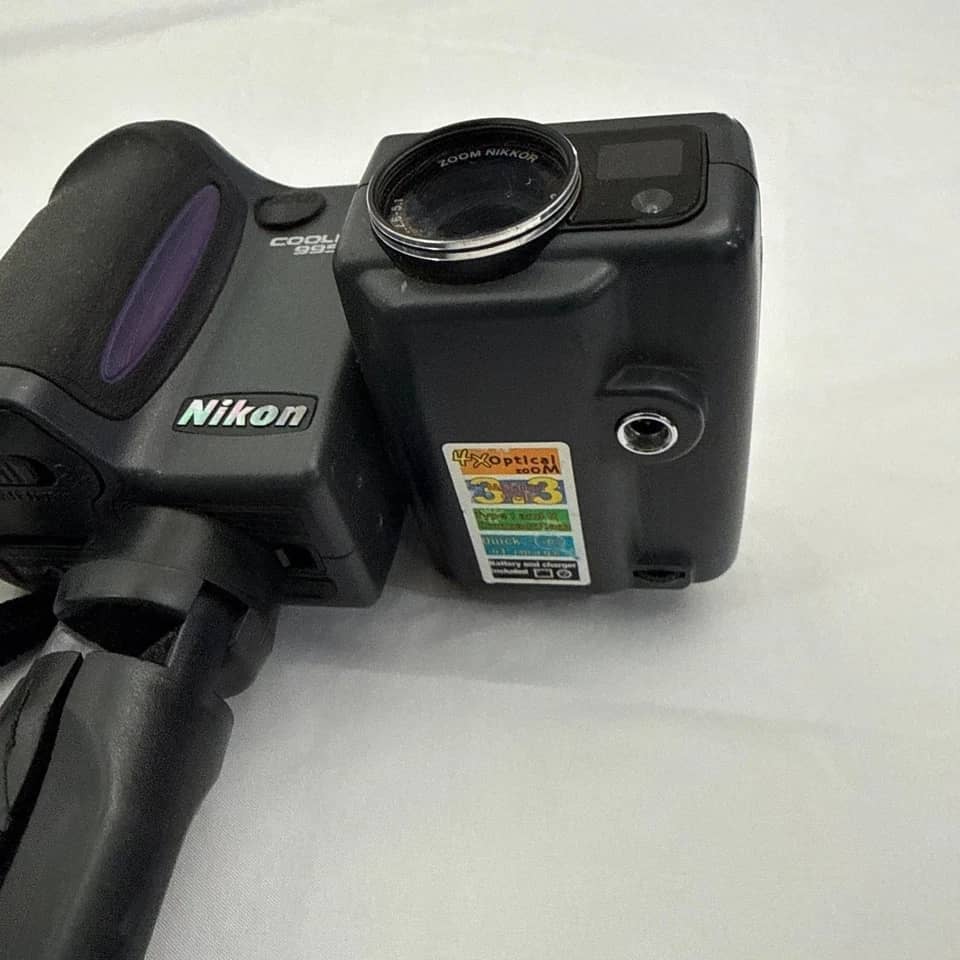 Nikon COOLPIX 995 Digital Cameras Black For parts or not working Body Only