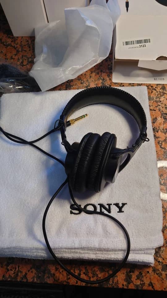 Sony MDR-7506 Headphones & Earbuds Black New