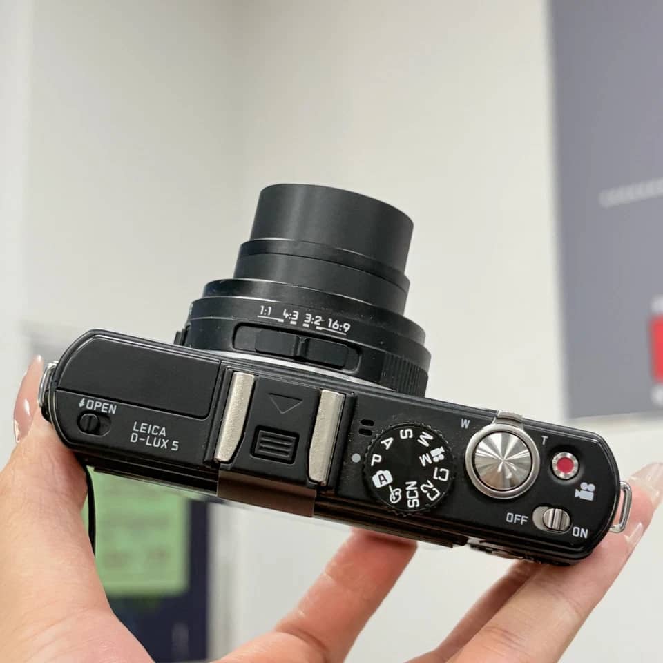 Leica V-Lux 5 Digital Cameras
