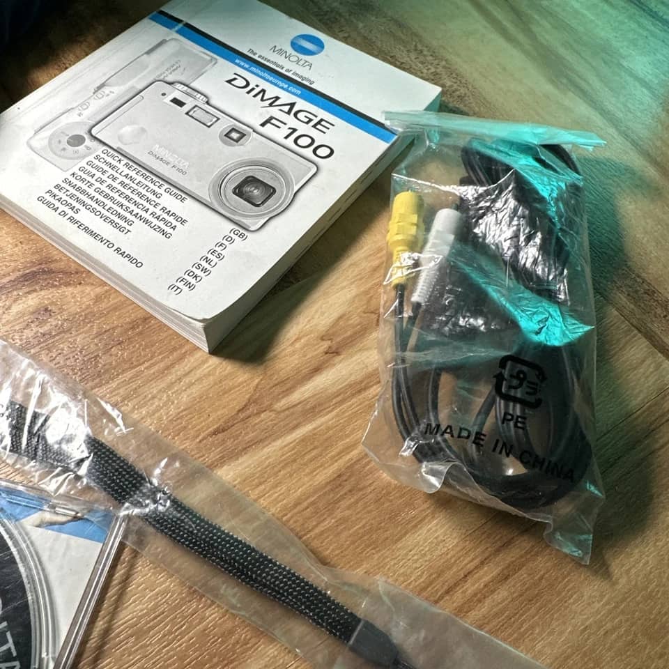 Minolta DiMAGE F100 Digital Cameras Silver New
