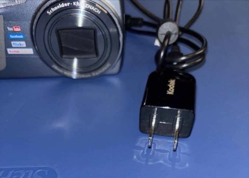 Kodak m580 Digital Cameras Purple New Body Only