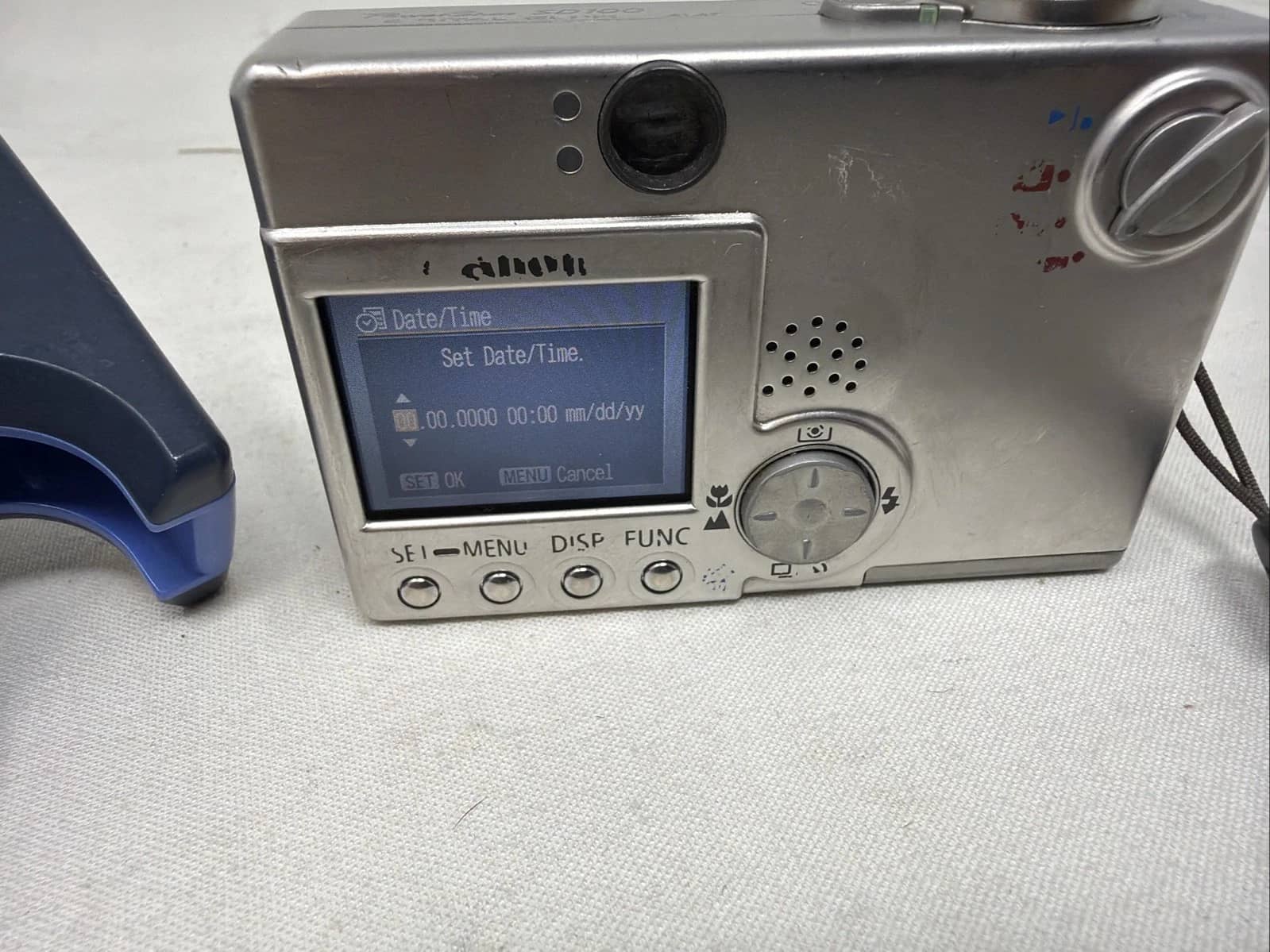 Canon PowerShot SD100 Digital Cameras Silver For parts or not working Body Only