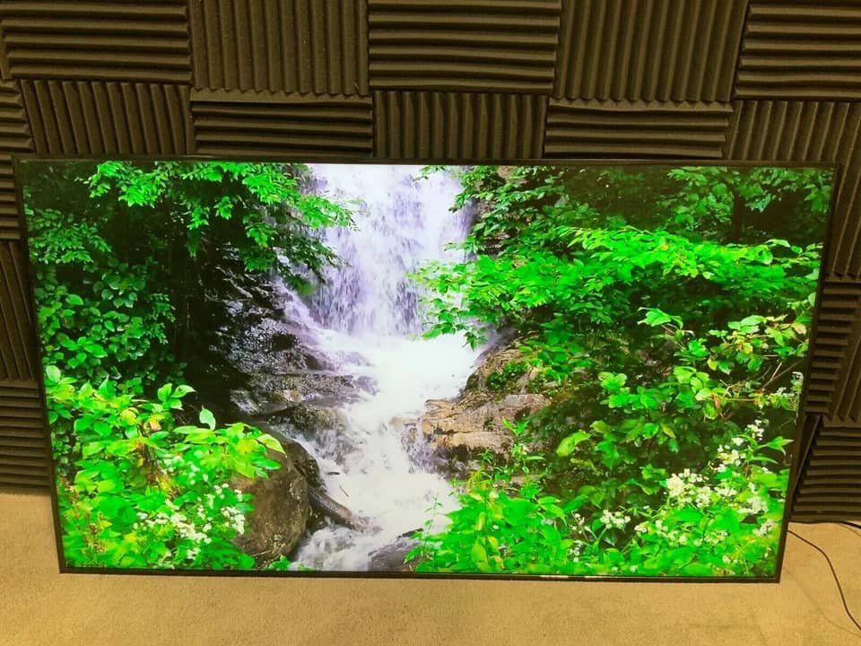 Samsung QM65R Monitors