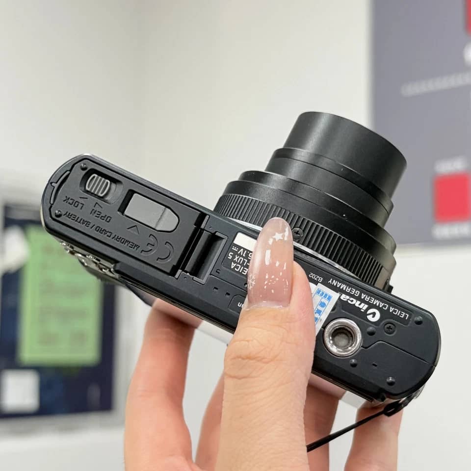 Leica V-Lux 5 Digital Cameras