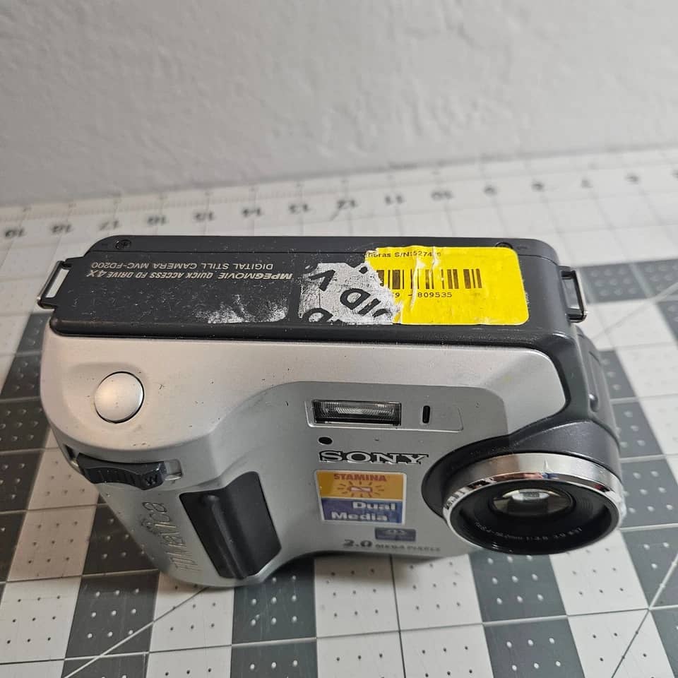 Sony DiMAGE F200 Digital Cameras
