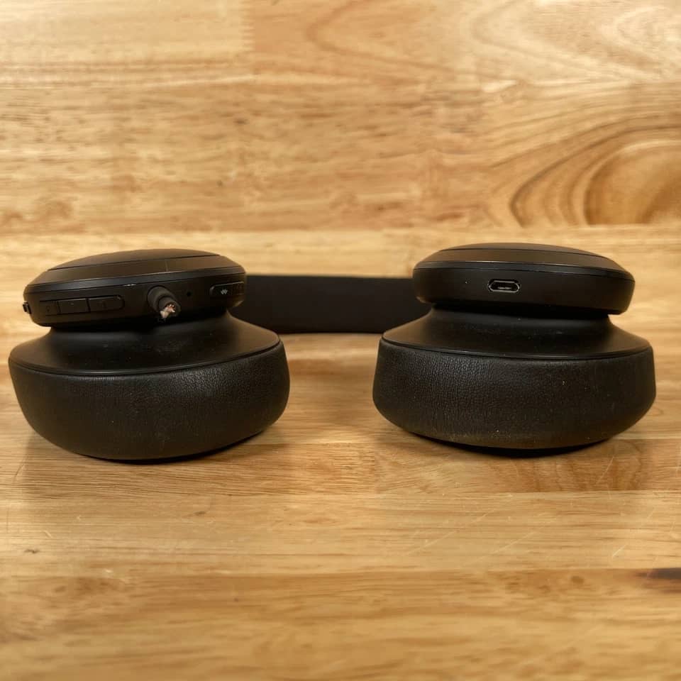JBL Live 650BTNC Headphones & Earbuds 