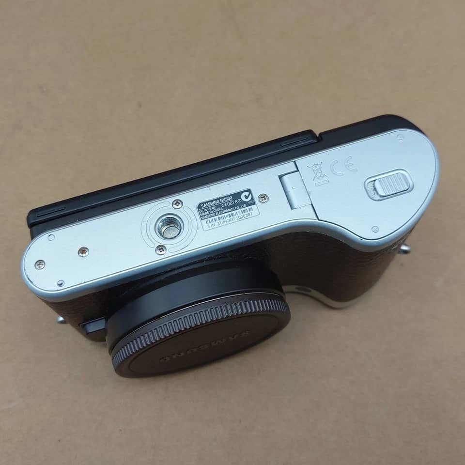 Samsung NX300M Digital Cameras White Used - Good 18-55mm IS II Kit