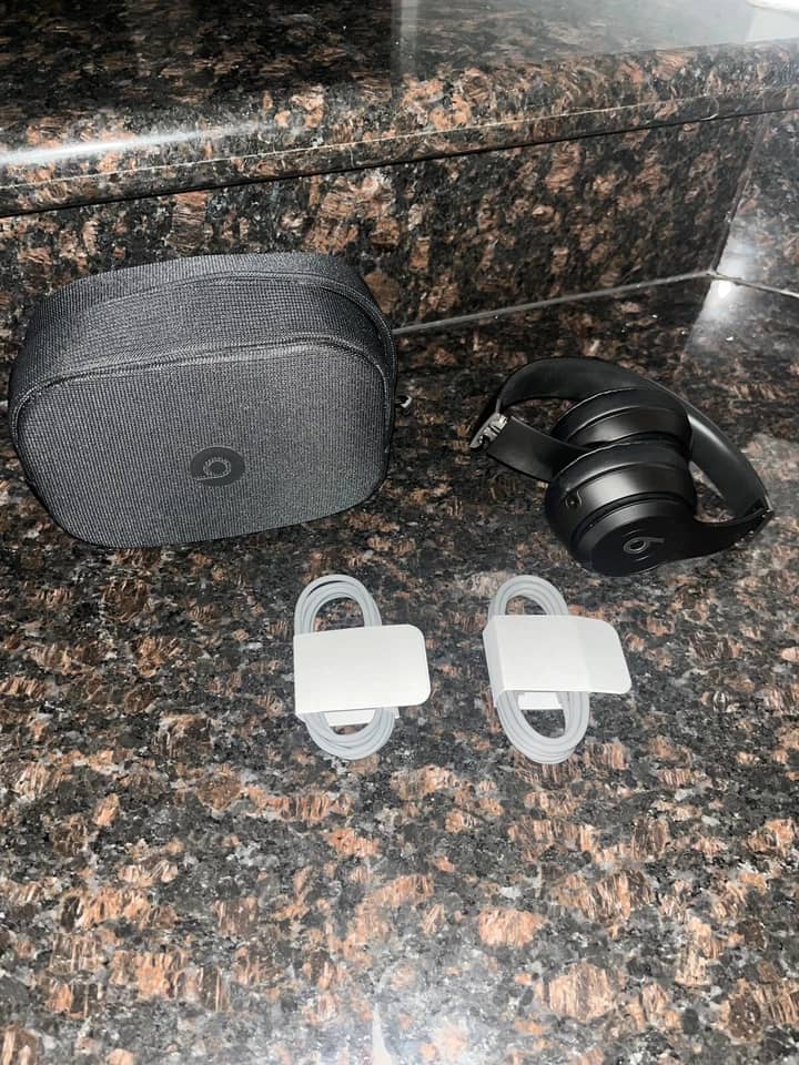 Beats Beats Solo 4 Headphones & Earbuds 