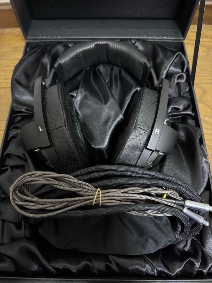 Sennheiser H800 Headphones & Earbuds 