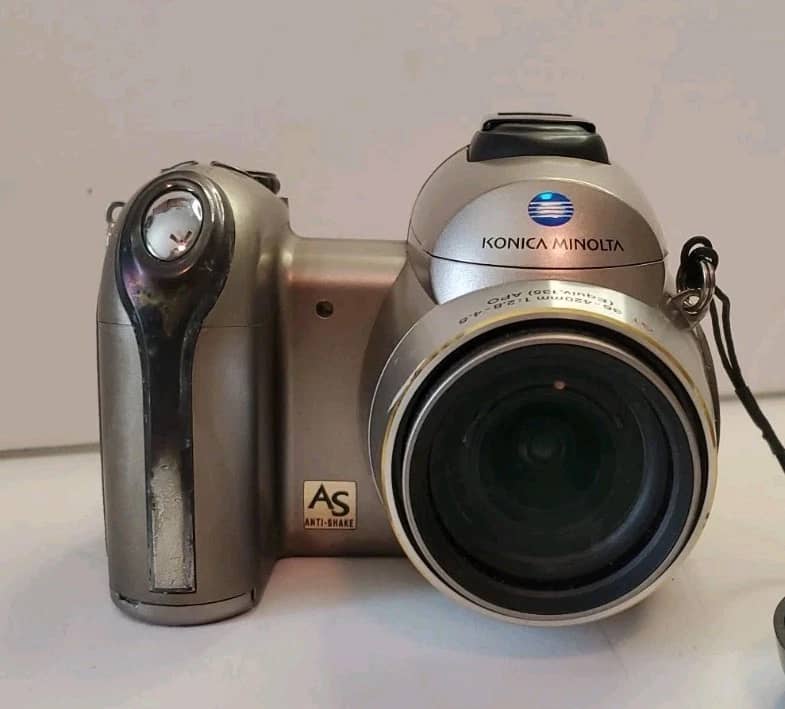 Minolta DiMAGE Z6 Digital Cameras Silver Open-Box Excellent