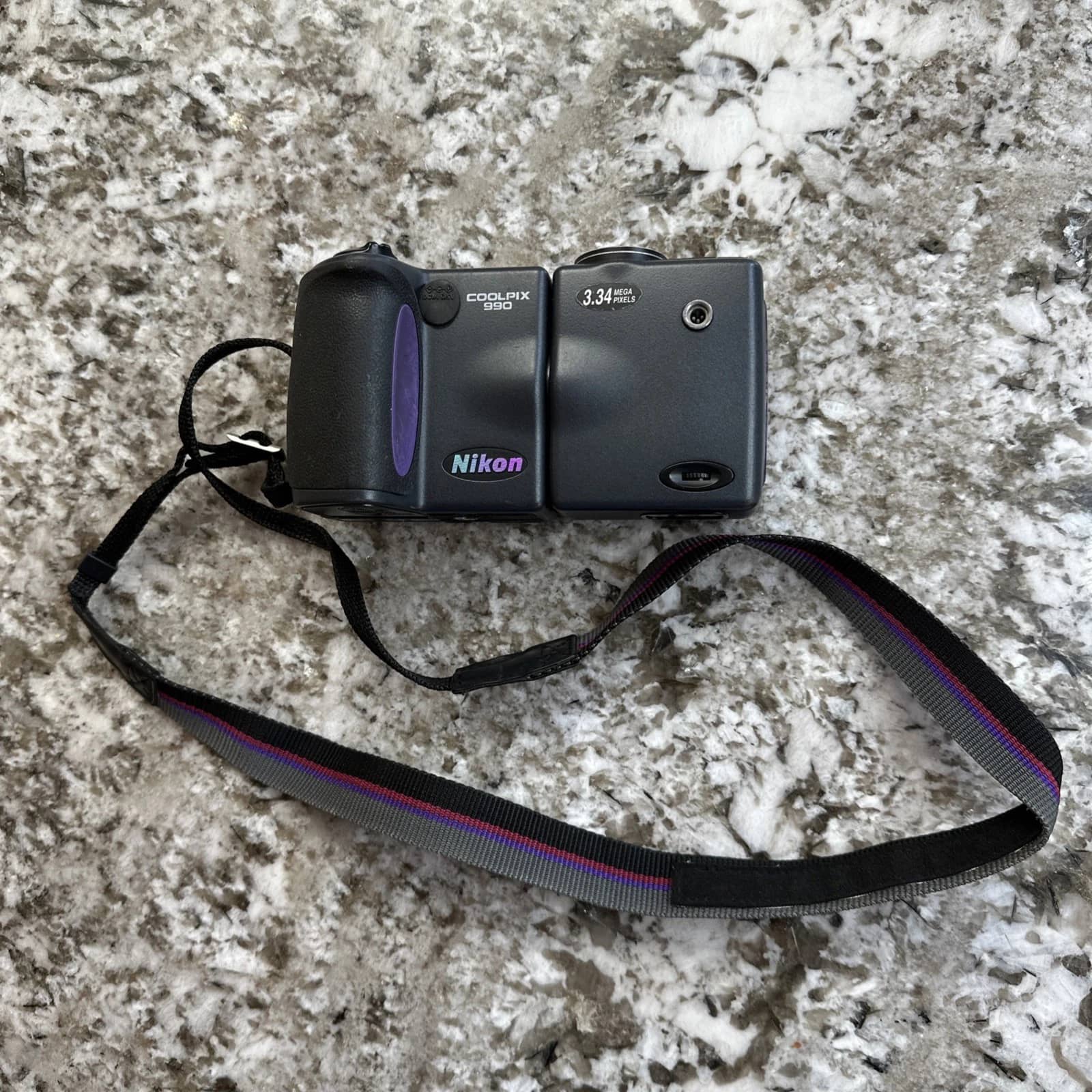 Nikon COOLPIX 990 Digital Cameras Black Used - Good Body Only