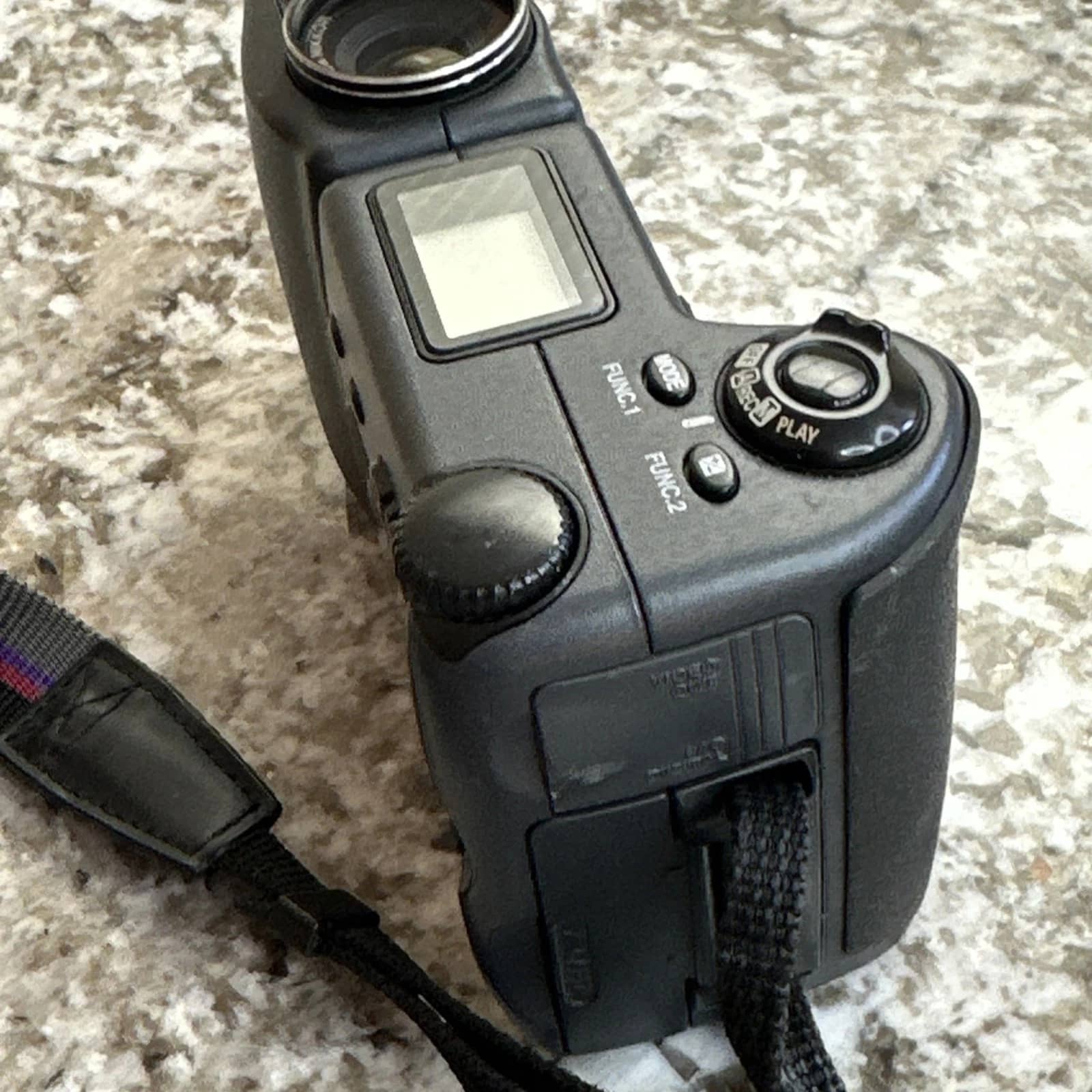 Nikon COOLPIX 990 Digital Cameras Black Used - Good Body Only