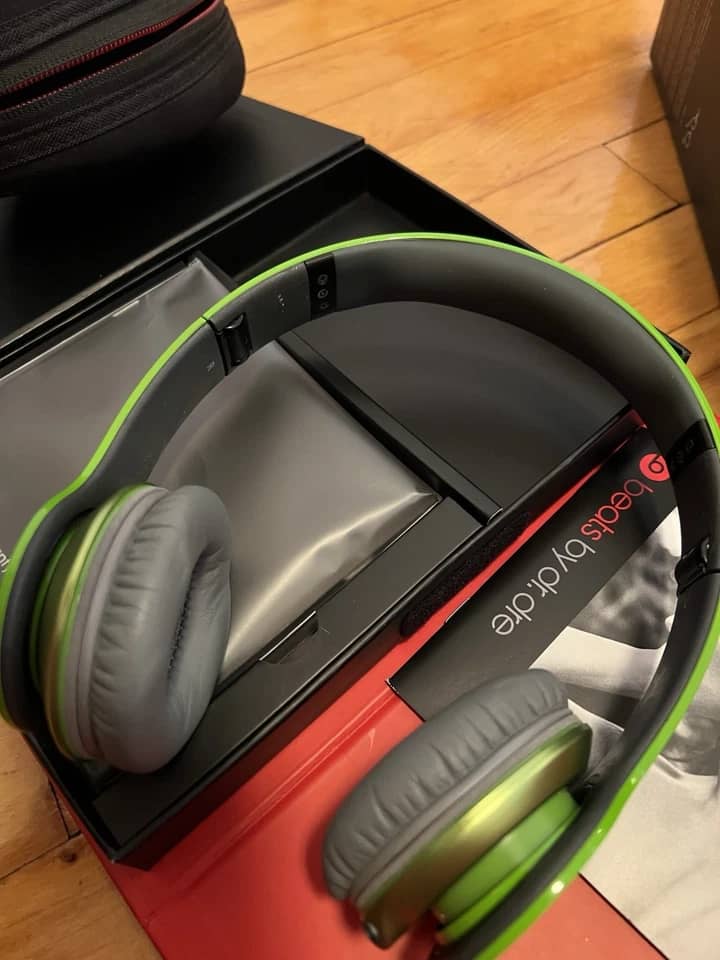 Beats Solo Wireless Headphones & Earbuds 