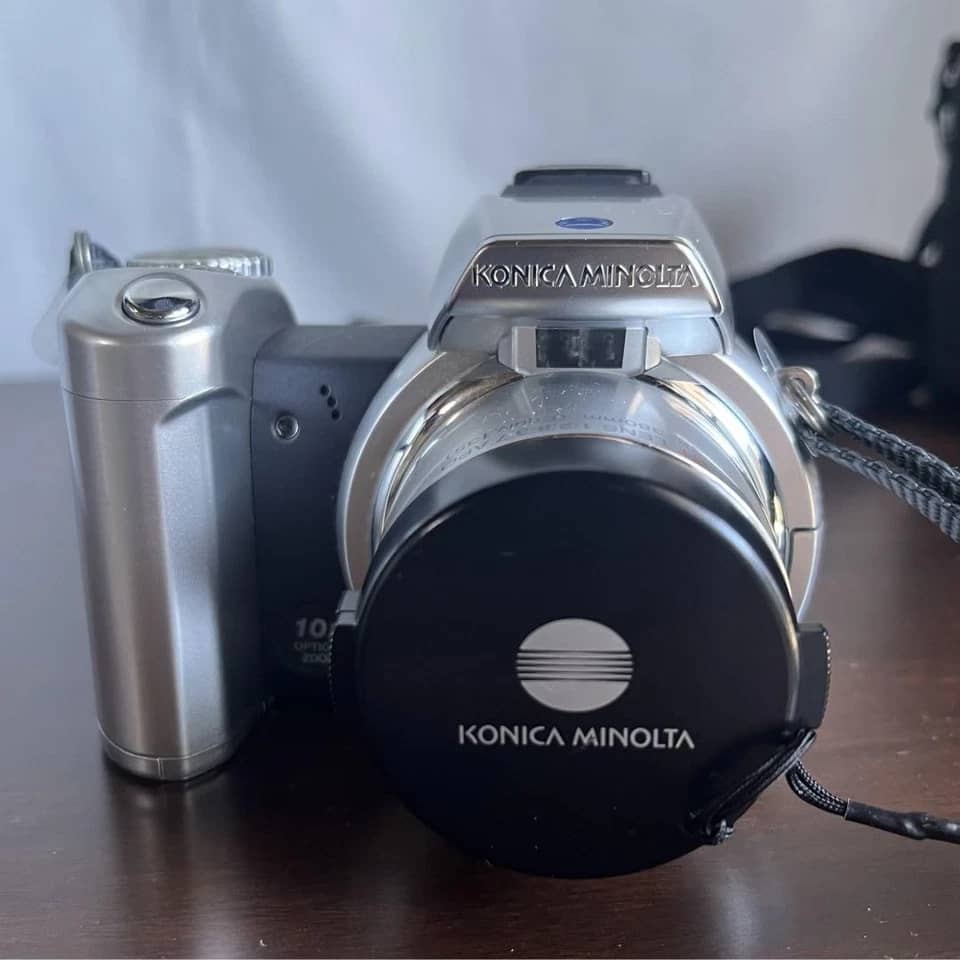 Minolta DiMAGE Z2 Digital Cameras
