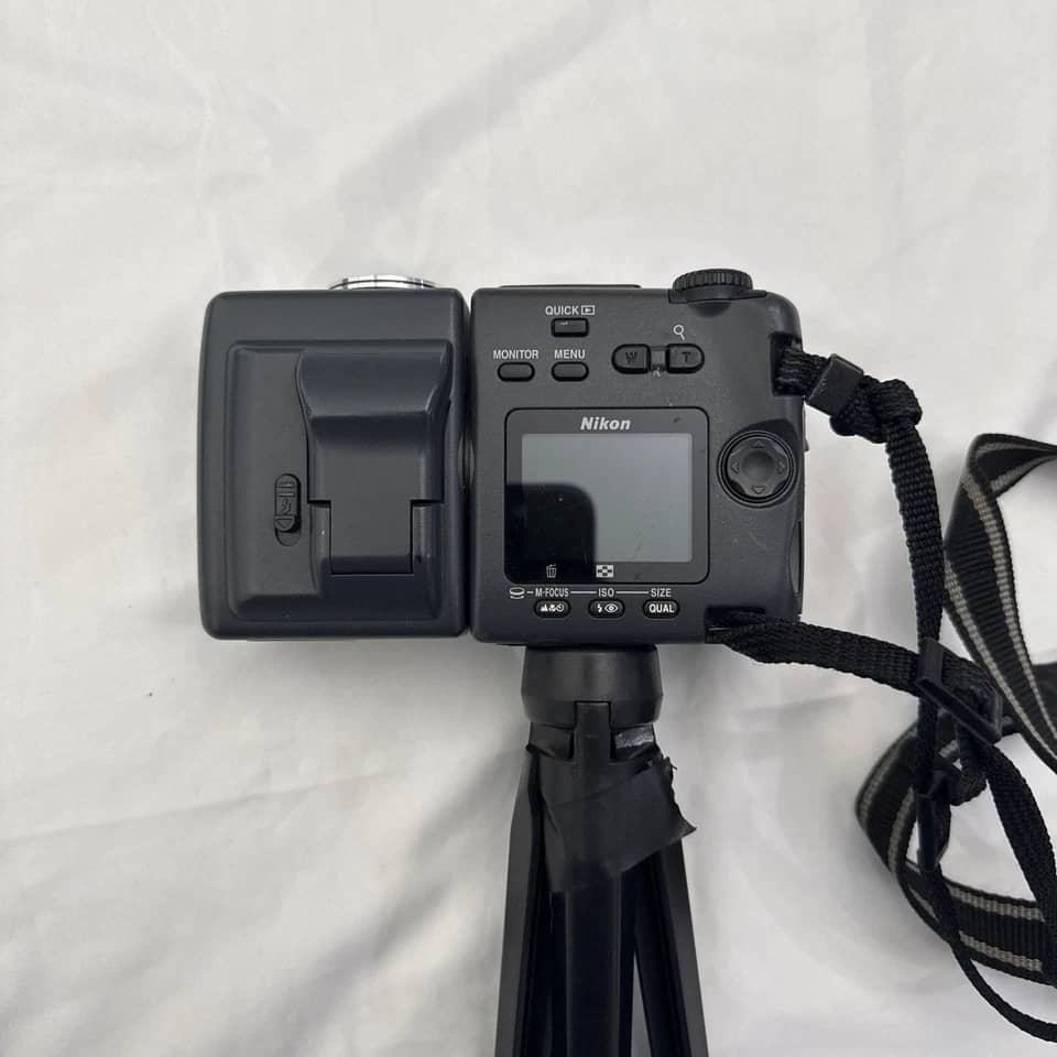 Nikon COOLPIX 995 Digital Cameras Black For parts or not working Body Only