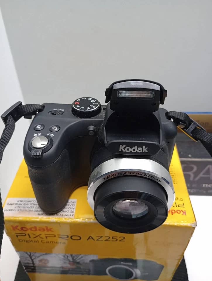Kodak AZ252 Digital Cameras Black Refurbished - Excellent
