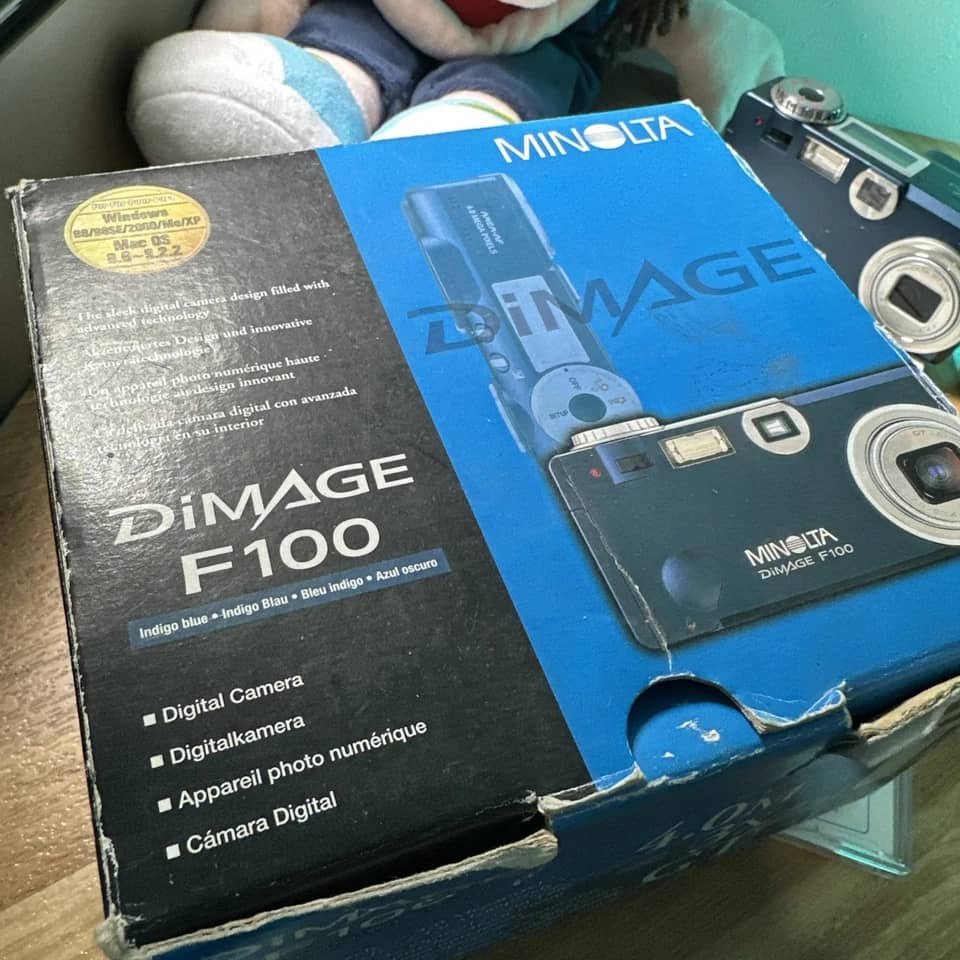 Minolta DiMAGE F100 Digital Cameras Silver New
