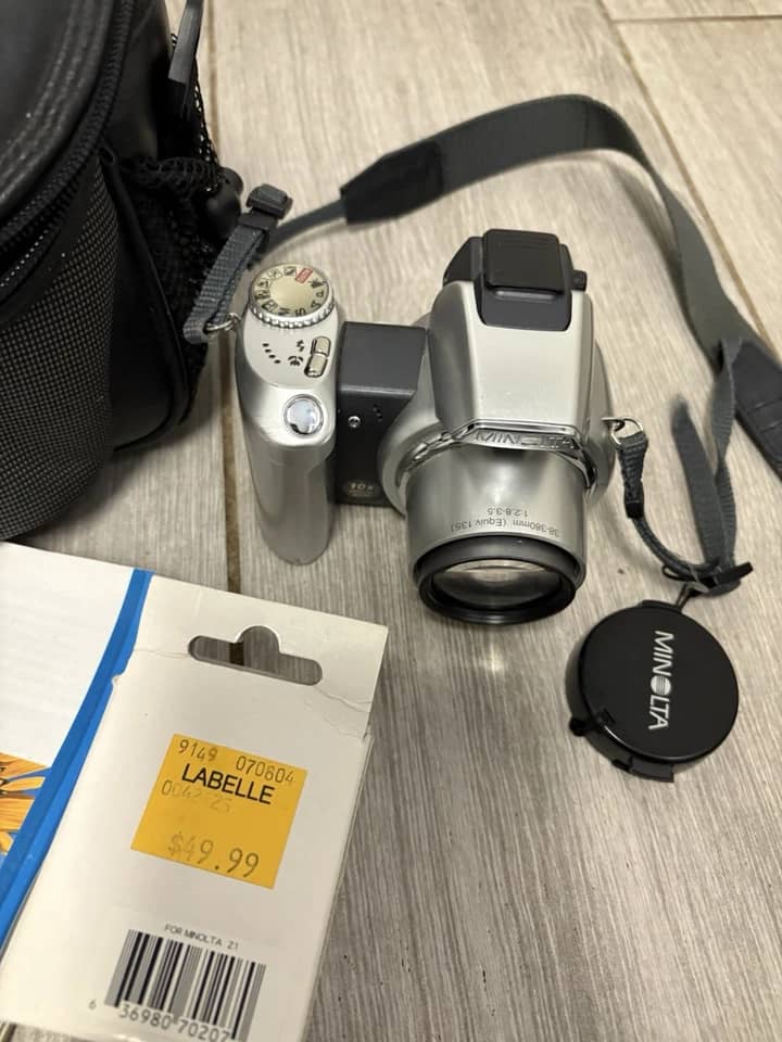 Minolta DiMAGE Z1 Digital Cameras