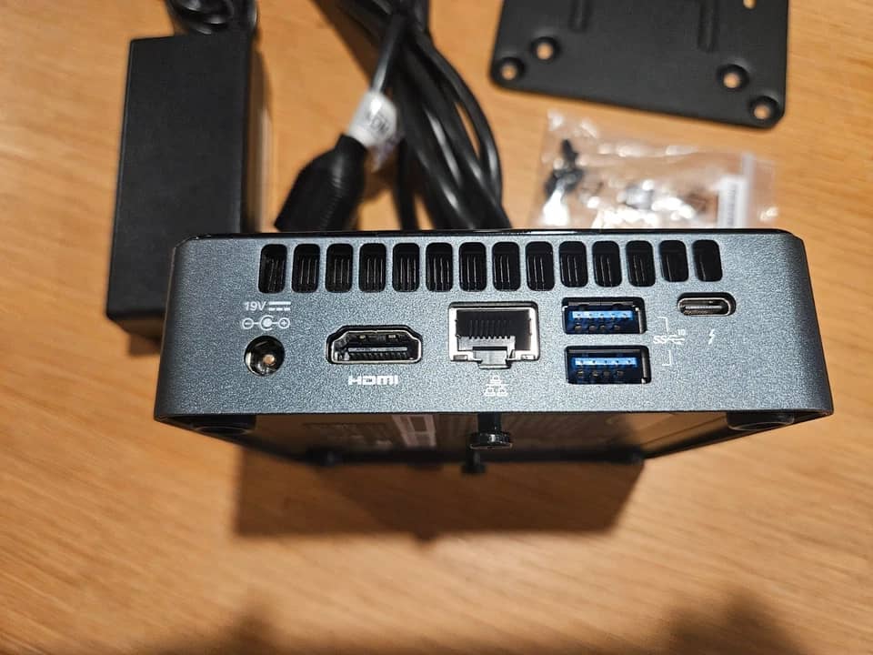 Intel BOXNUC8I5BEK1 Computers New