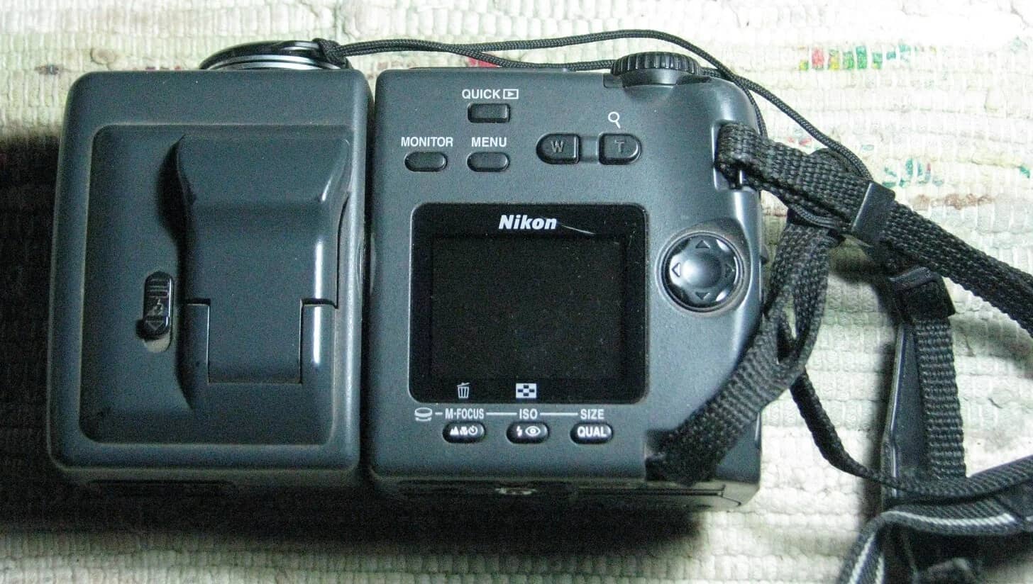 Nikon COOLPIX 995 Digital Cameras Black For parts or not working Body Only