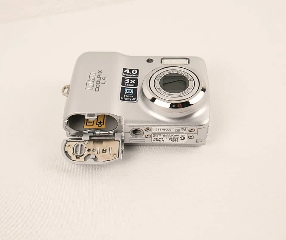 Nikon COOLPIX L4 Digital Cameras Silver New Body Only