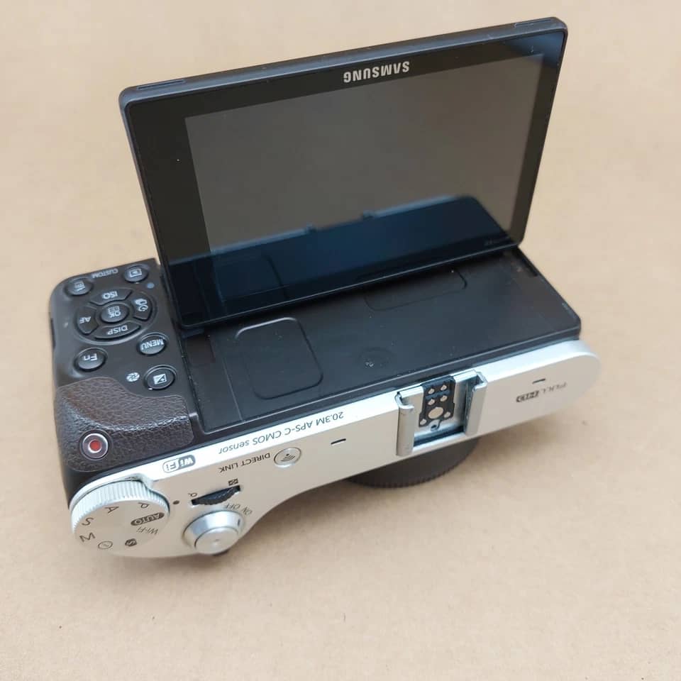 Samsung NX300M Digital Cameras White Used - Good 18-55mm IS II Kit