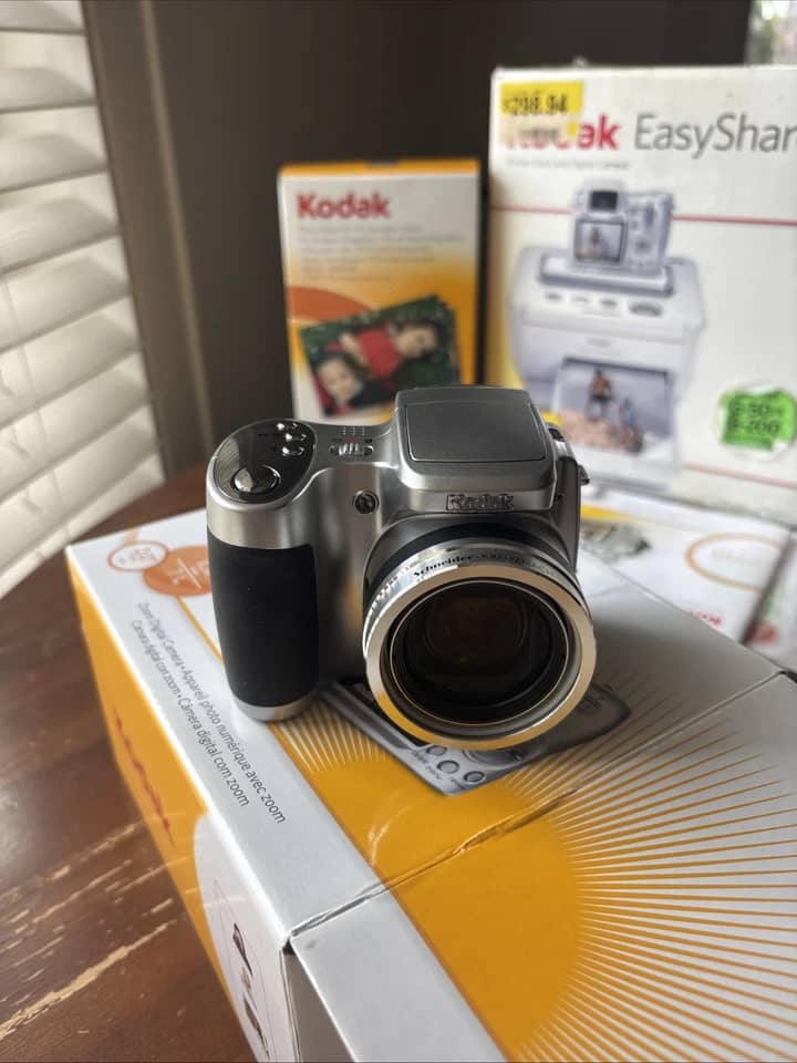 Kodak EasyShare Z712 Digital Cameras Black Used - Good Body Only
