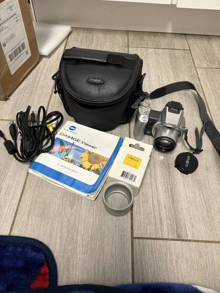 Minolta DiMAGE Z1 Digital Cameras