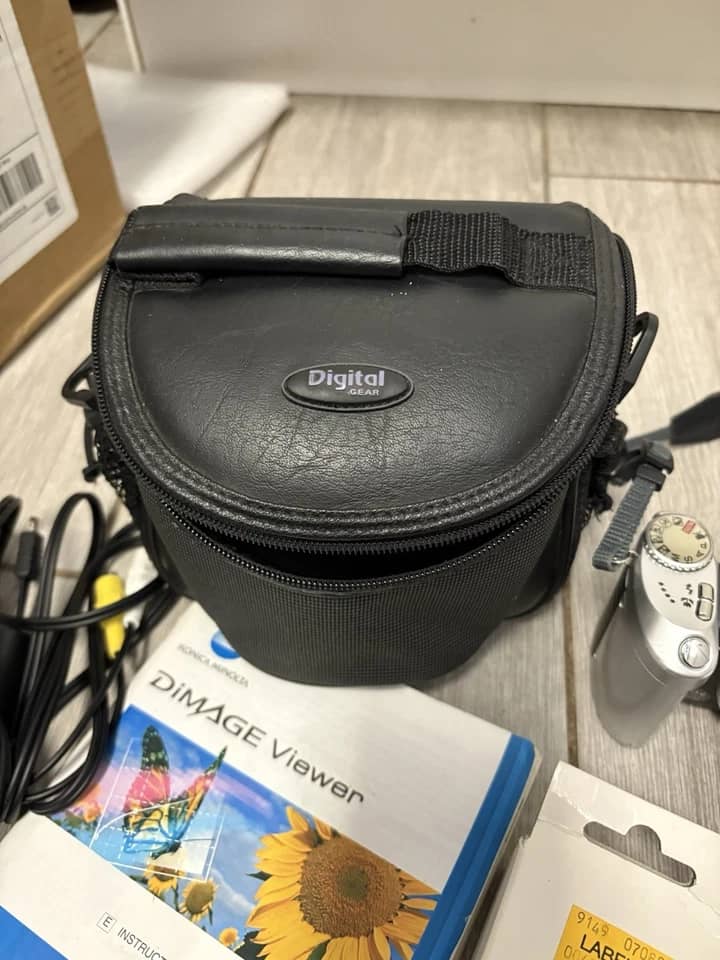 Minolta DiMAGE Z1 Digital Cameras