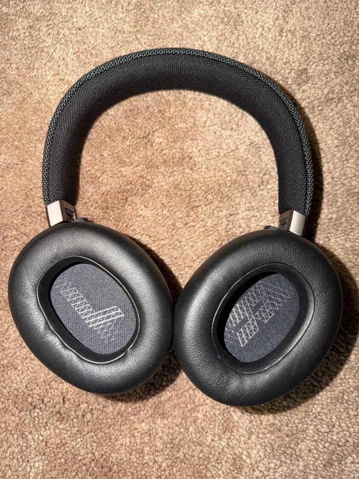 JBL Live 650BTNC Headphones & Earbuds 