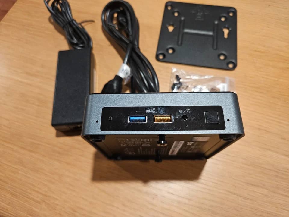 Intel BOXNUC8I5BEK1 Computers New