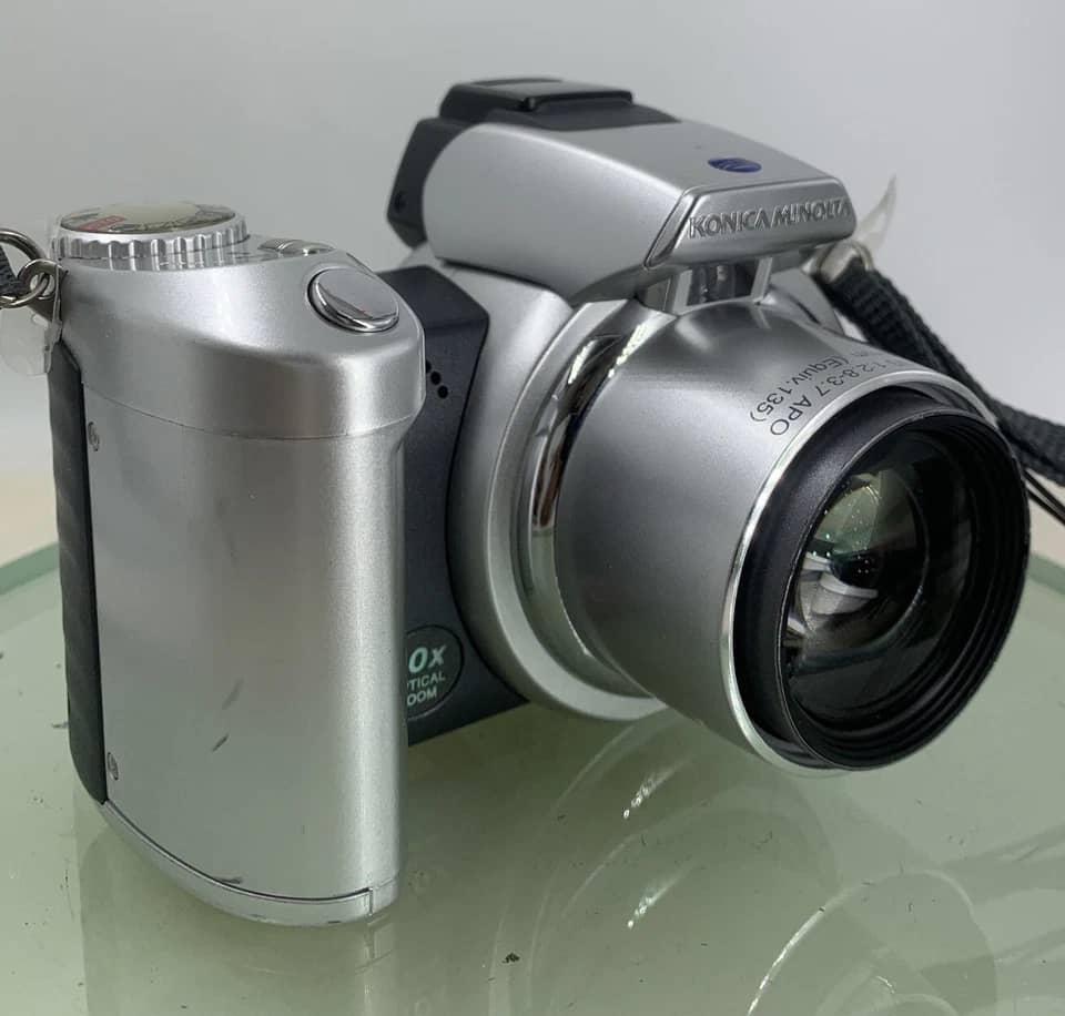 Minolta DiMAGE Z2 Digital Cameras Silver Used - Good