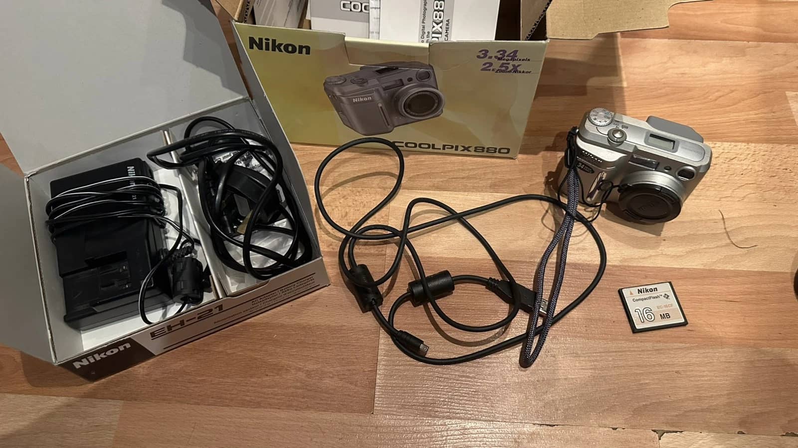 Nikon COOLPIX 880 Digital Cameras Silver Used - Good Body Only