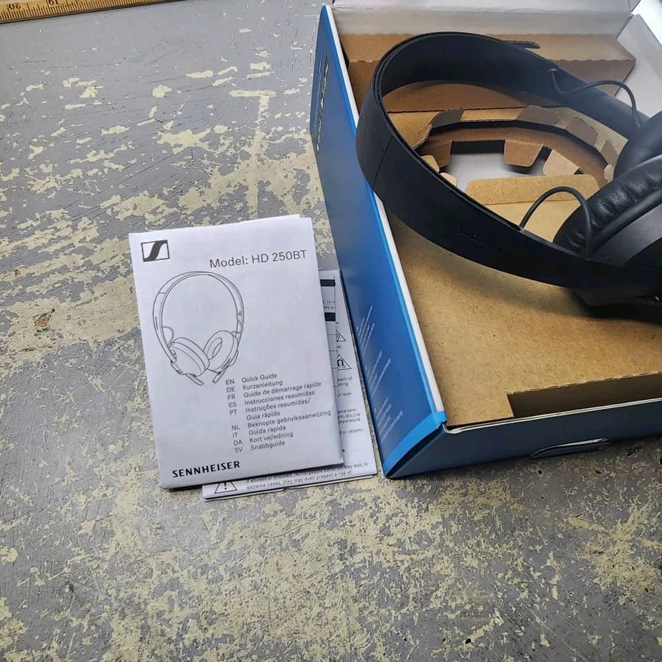 Sennheiser HD 250BT Headphones & Earbuds Black New