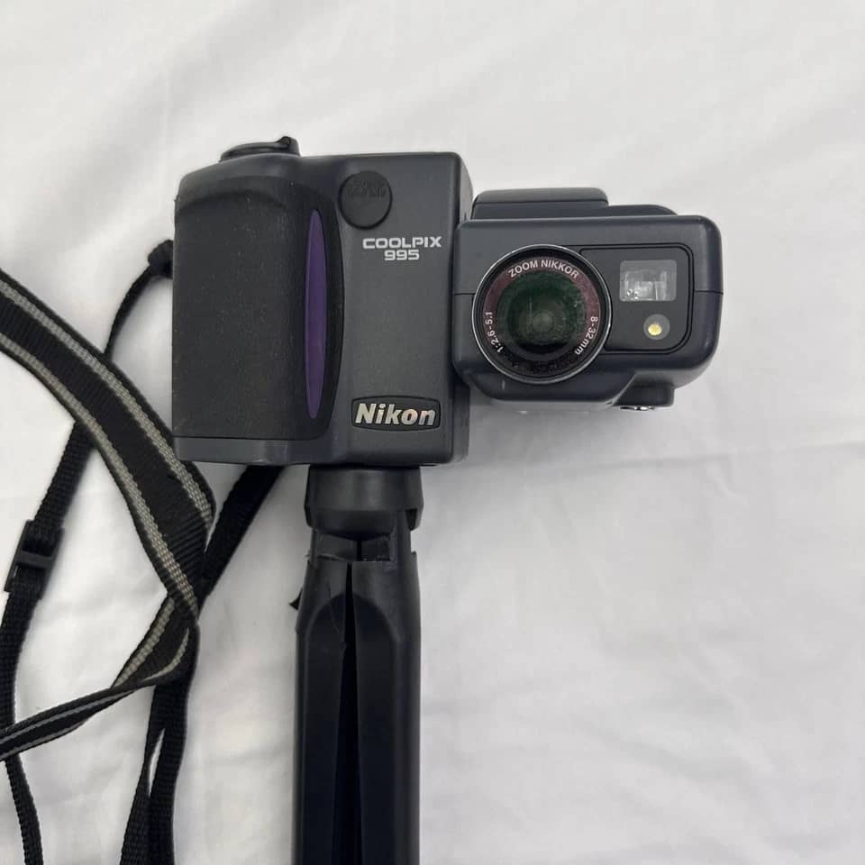 Nikon COOLPIX 995 Digital Cameras Black For parts or not working Body Only