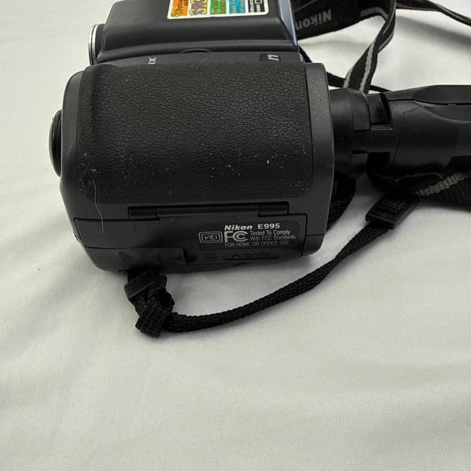 Nikon COOLPIX 995 Digital Cameras Black For parts or not working Body Only