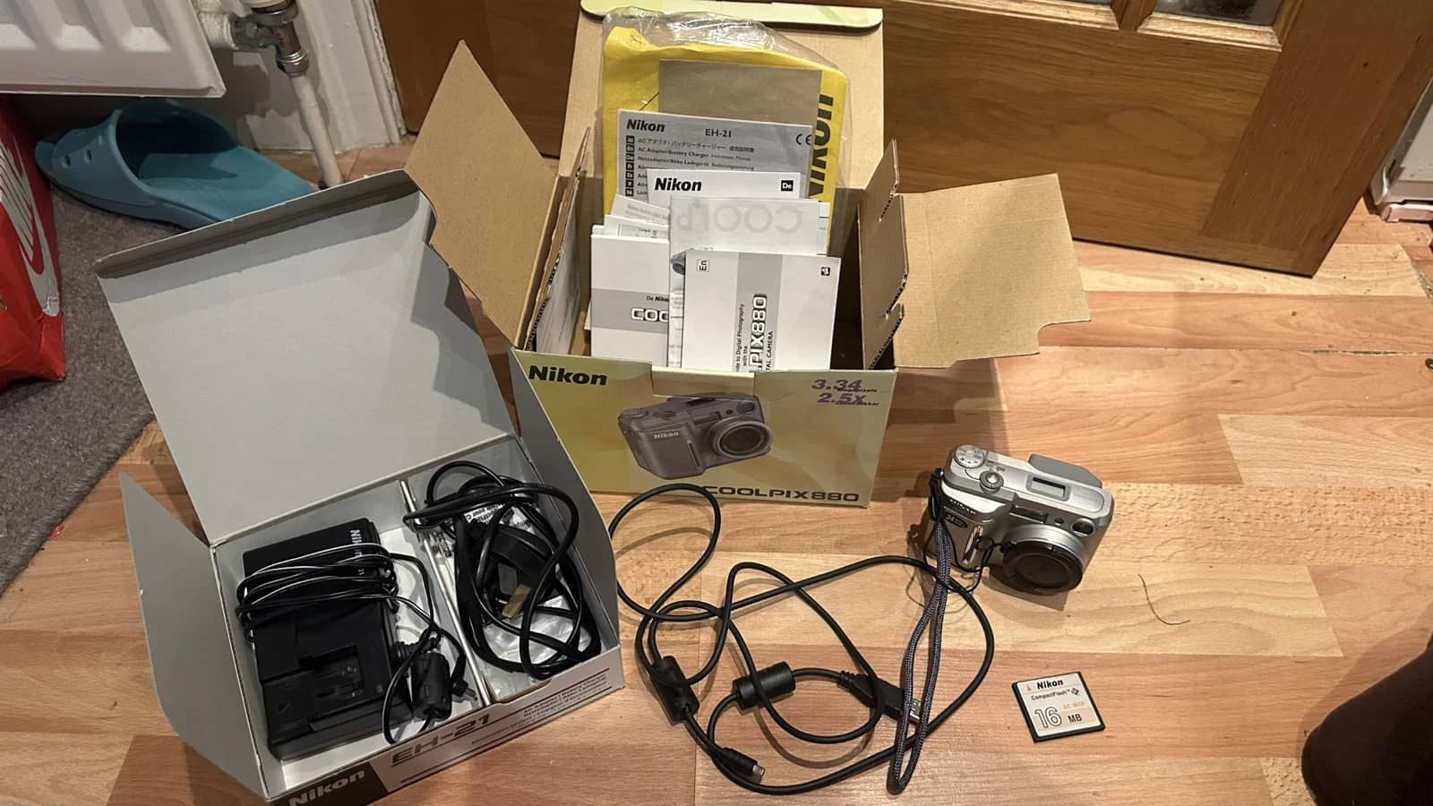 Nikon COOLPIX 880 Digital Cameras Silver Used - Good Body Only