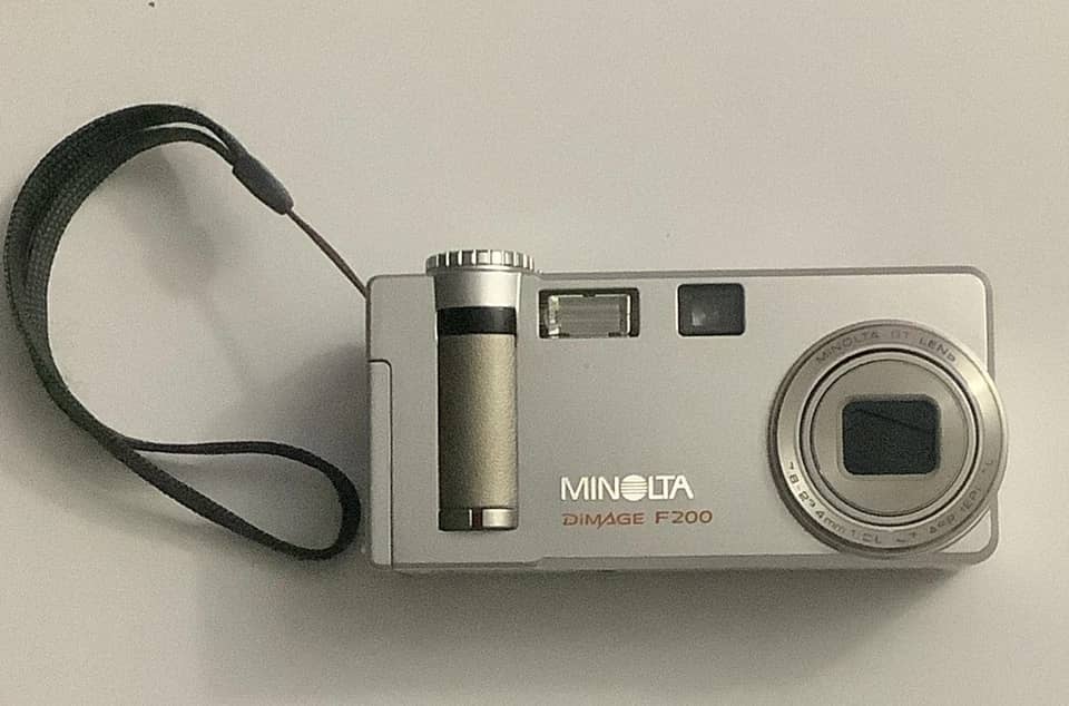Minolta DiMAGE F200 Digital Cameras Silver Used - Good