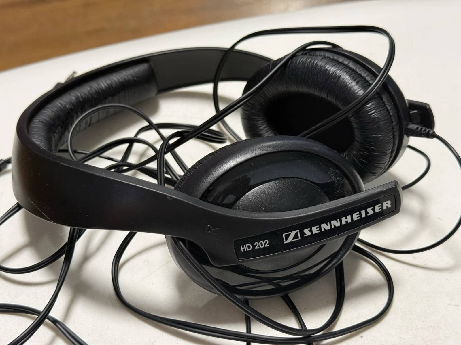 Sennheiser HD 202 Headphones & Earbuds Black New