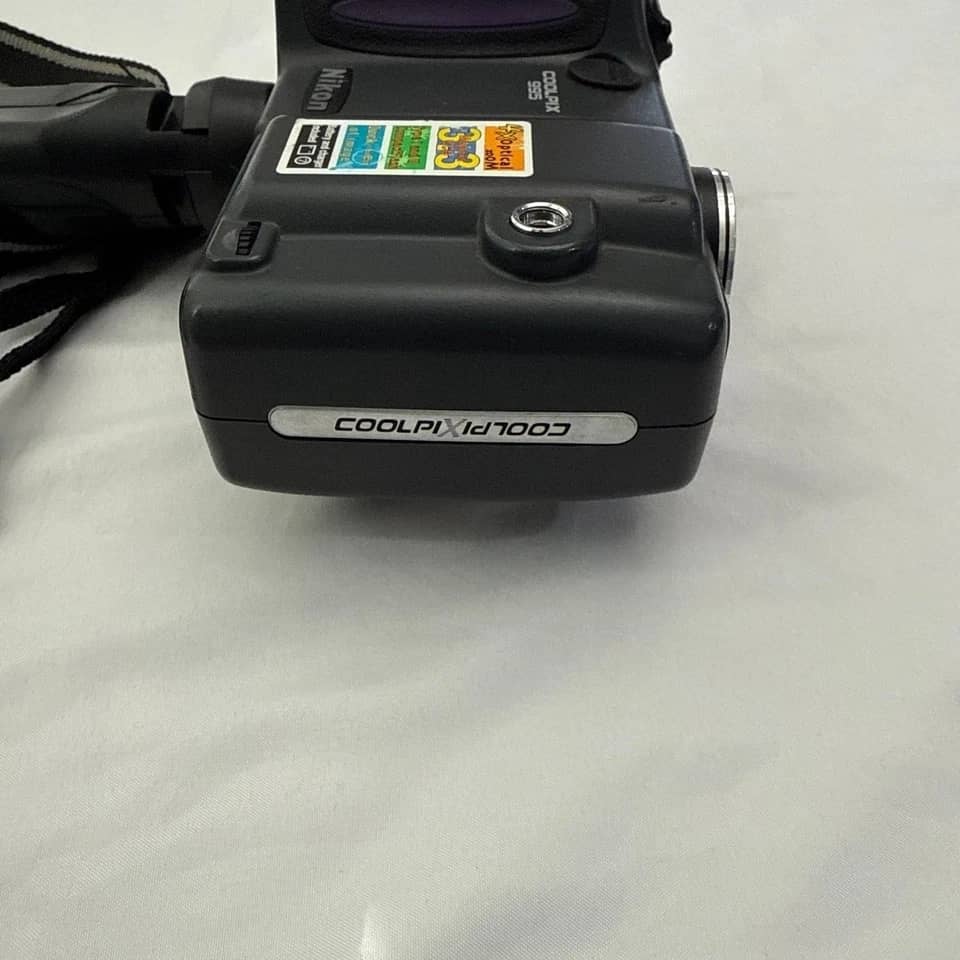 Nikon COOLPIX 995 Digital Cameras Black For parts or not working Body Only