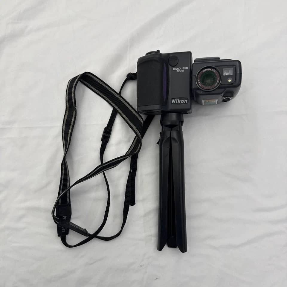 Nikon COOLPIX 995 Digital Cameras Black For parts or not working Body Only