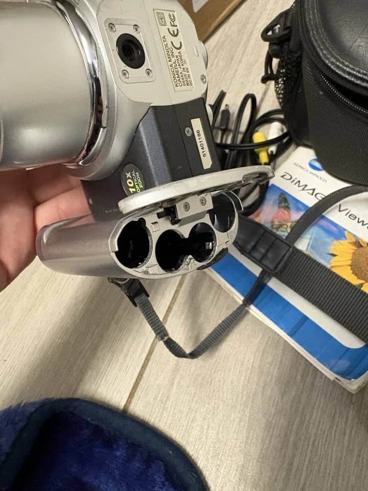 Minolta DiMAGE Z1 Digital Cameras