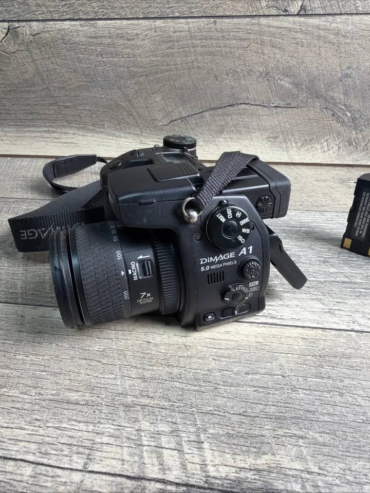 Minolta DiMAGE A1 Digital Cameras Black For parts or not working